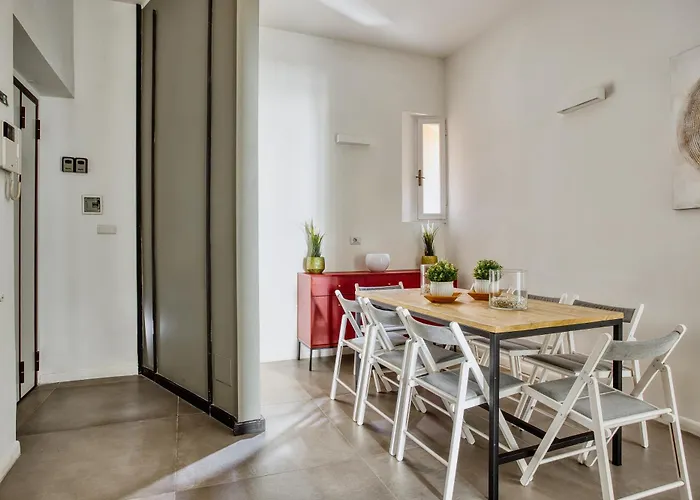 Apartment Clausim Domus: New Brightful Flat Next To The Vatican *